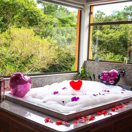Chale Canto Do Galo 2 - Hidro Da Jacuzzi, Lareira Ecologica, Cozinha Completa, Wi-Fi 80Mbps, Proximo A Comercio Local E Relaxando Ao Som Do Riacho Goncalves Exterior photo