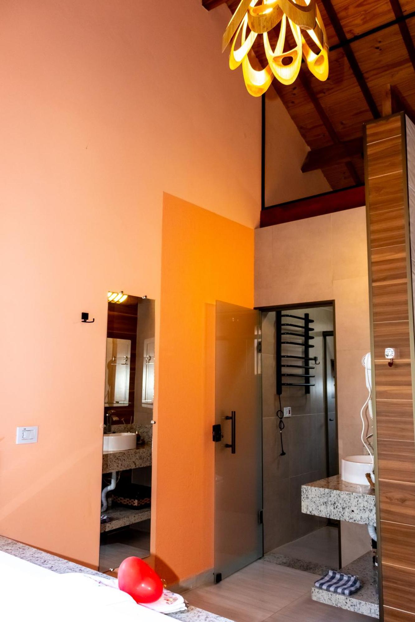 Chale Canto Do Galo 2 - Hidro Da Jacuzzi, Lareira Ecologica, Cozinha Completa, Wi-fi 80mbps, Proximo A Comercio Local E Relaxando Ao Som Do Riacho