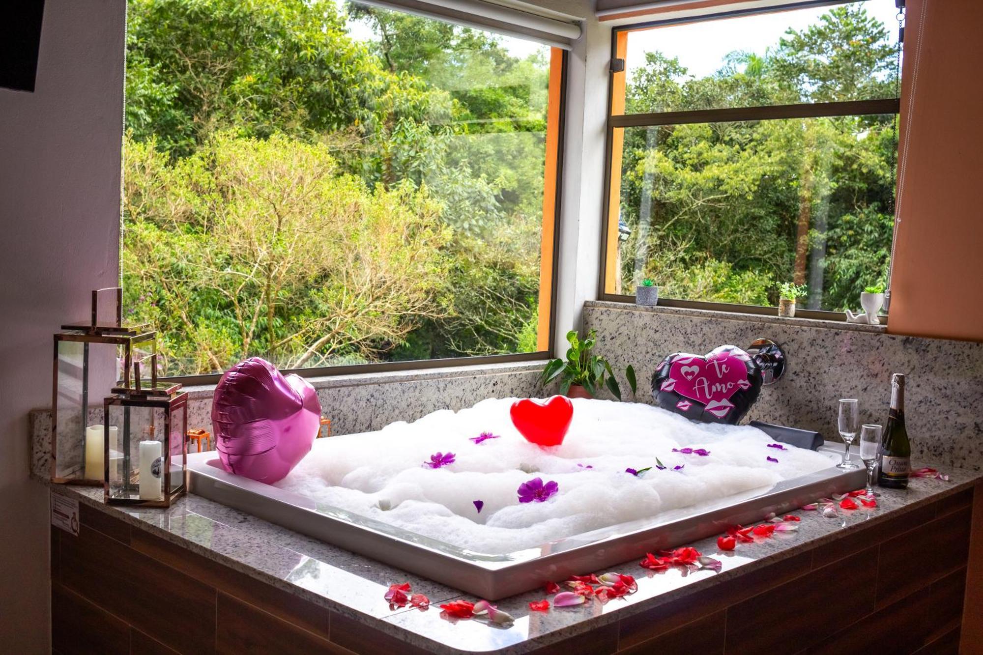 Chale Canto Do Galo 2 - Hidro Da Jacuzzi, Lareira Ecologica, Cozinha Completa, Wi-fi 80mbps, Proximo A Comercio Local E Relaxando Ao Som Do Riacho Holiday home