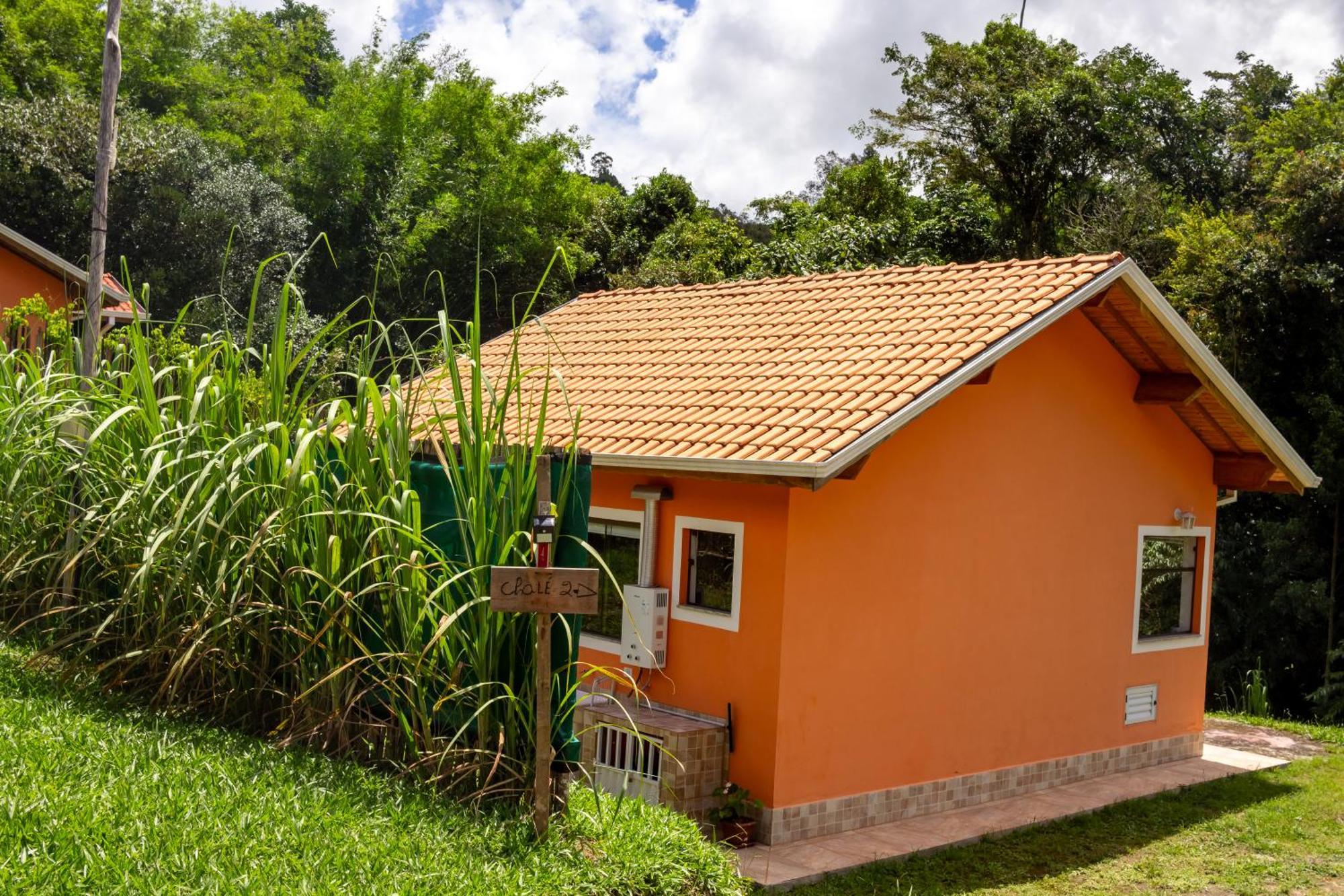 Chale Canto Do Galo 2 - Hidro Da Jacuzzi, Lareira Ecologica, Cozinha Completa, Wi-fi 80mbps, Proximo A Comercio Local E Relaxando Ao Som Do Riacho *