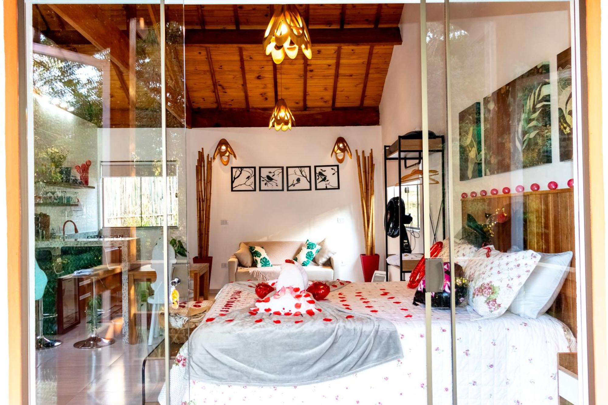 Chale Canto Do Galo 2 - Hidro Da Jacuzzi, Lareira Ecologica, Cozinha Completa, Wi-fi 80mbps, Proximo A Comercio Local E Relaxando Ao Som Do Riacho Holiday home