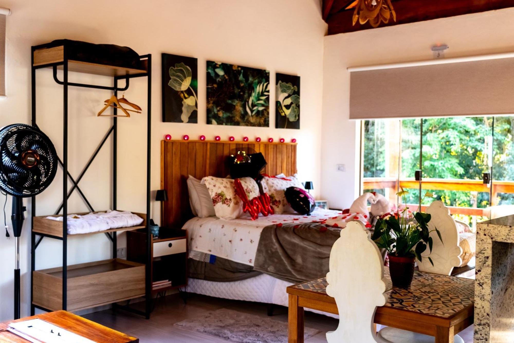Chale Canto Do Galo 2 - Hidro Da Jacuzzi, Lareira Ecologica, Cozinha Completa, Wi-fi 80mbps, Proximo A Comercio Local E Relaxando Ao Som Do Riacho *