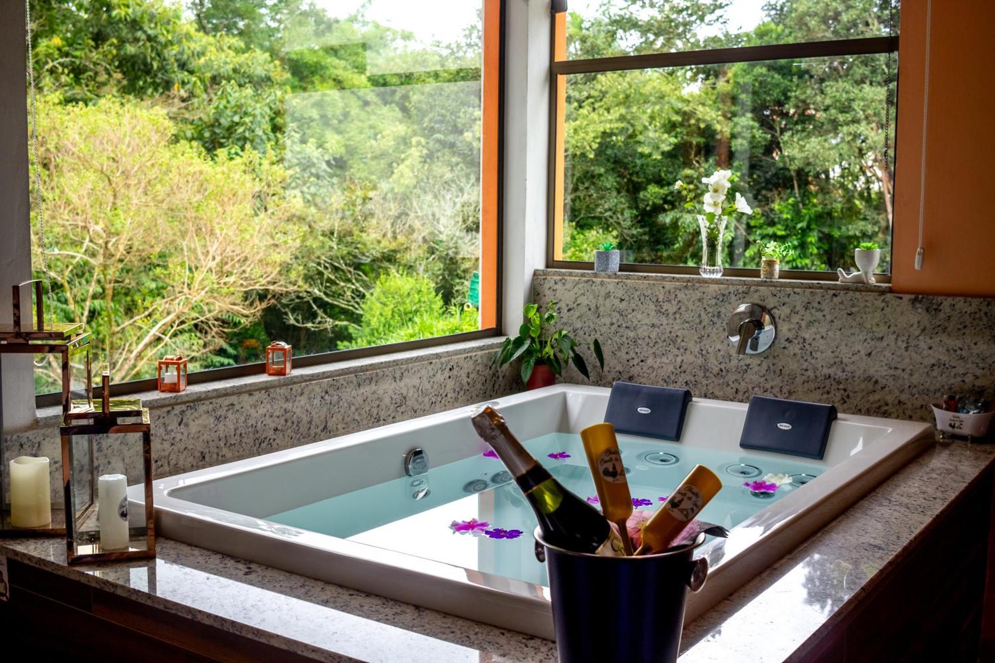 Chale Canto Do Galo 2 - Hidro Da Jacuzzi, Lareira Ecologica, Cozinha Completa, Wi-fi 80mbps, Proximo A Comercio Local E Relaxando Ao Som Do Riacho Goncalves