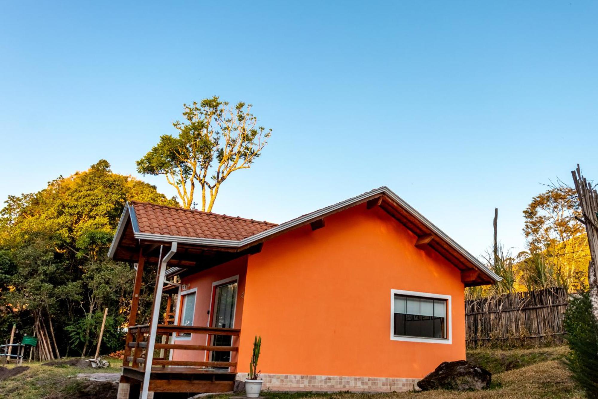 Chale Canto Do Galo 2 - Hidro Da Jacuzzi, Lareira Ecologica, Cozinha Completa, Wi-fi 80mbps, Proximo A Comercio Local E Relaxando Ao Som Do Riacho * Goncalves